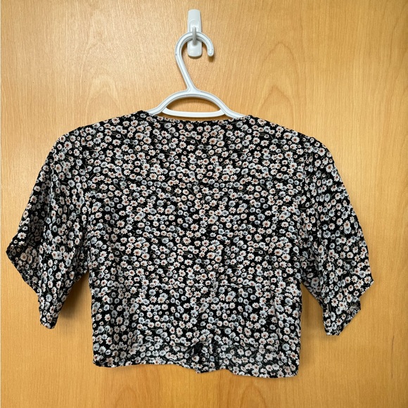 24Colours Cropped Floral Top - Picture 2 of 3